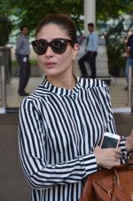 Kareena Kapoor snapped at airport on 16th Nov 2015